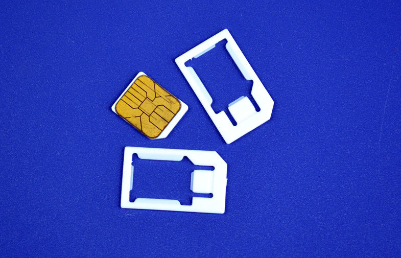 iPhone 4에서 정상적인 SIM 카드에 플라스틱 마이크로 컴퓨터 SIM 카드 접합기
